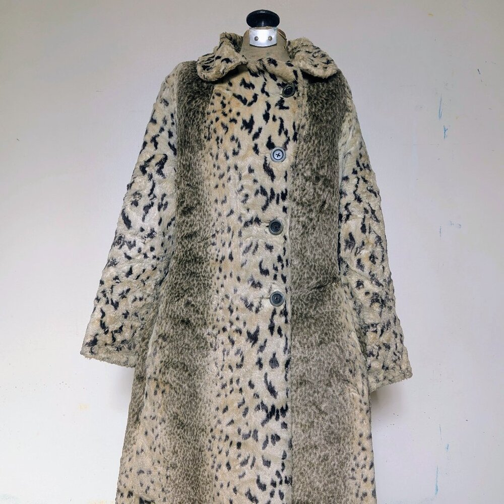 Vintage 70s Fit and Flare Mid Length Faux Fur Leopard Print Coat, Size 6